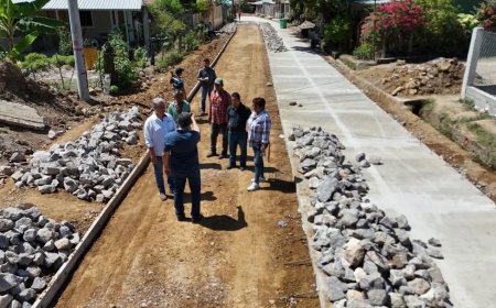 Alcalde supervisa trabajos de pavimentación en barrio Cabañas de Villanueva, Cortés
