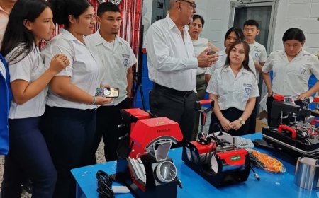 La alcaldia de Choloma entrega equipos para fortalecer la formación técnica de estudiantes