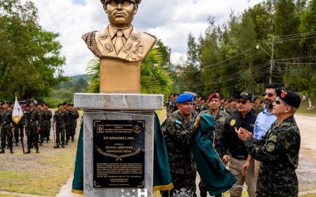 Develan placa y busto en honor al general Julian Aristides Gonzáles ( QDDG)