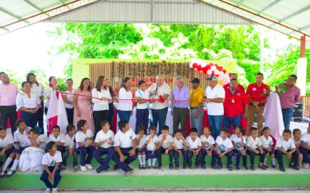 Niños de la escuela 'Luis Landa' de Arena Blanca, El Progreso, Yoro, estrenan auditorio