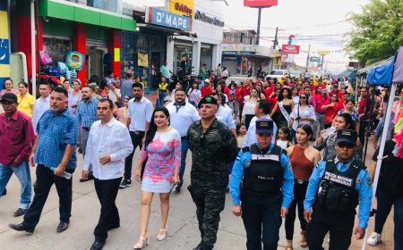 Con un show de luces y desfile inicia la feria patronal de Santa Cruz de Yojoa