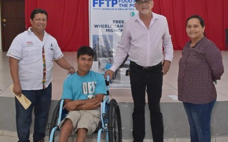 CEPUDO y la Municipalidad de Choloma ayudan con silla de ruedas a personas con retos especiales