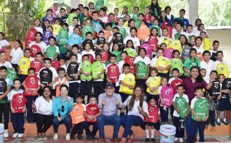 Entregan kits escolares a niños del centro básico José Cecilio del Valle de Choloma