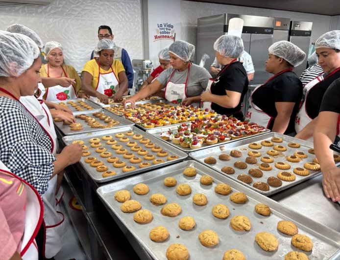 Mujeres emprendedoras son capacitadas en elaboración de boquitas