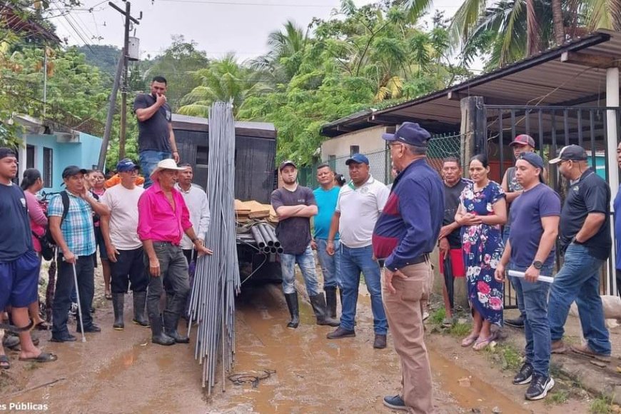 Alvaldia y vecinos construyen caja puente en la aldea El Rancho, Sector ...