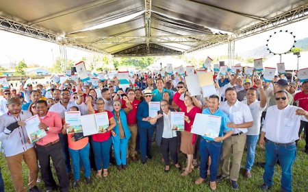 Presidenta Xiomara Castro entrega 1,125 titulos de propiedad en Olanchito, Yoro.