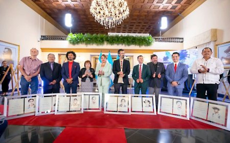 Presidenta Xiomara Castro entrega premios "Mártires de la Resistencia", a periodistas.