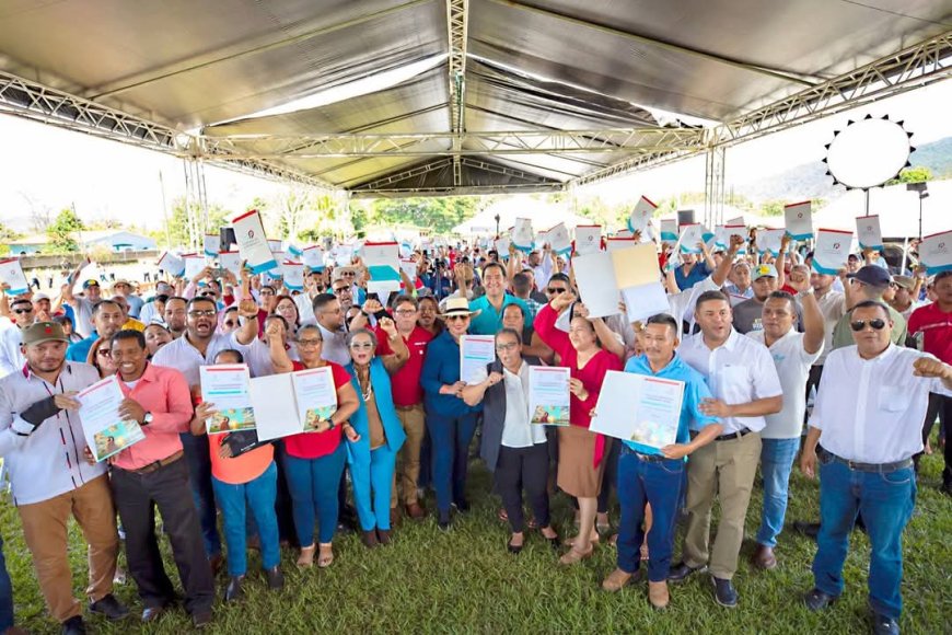 Presidenta Xiomara Castro entrega 1,125 titulos de propiedad en Olanchito, Yoro.