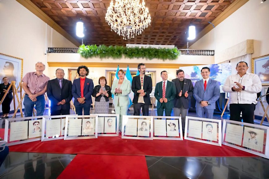 Presidenta Xiomara Castro entrega premios "Mártires de la Resistencia", a periodistas.