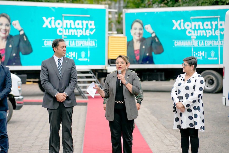 Presidenta Xiomara Castro entrega a la SESAL tres clínicas móviles