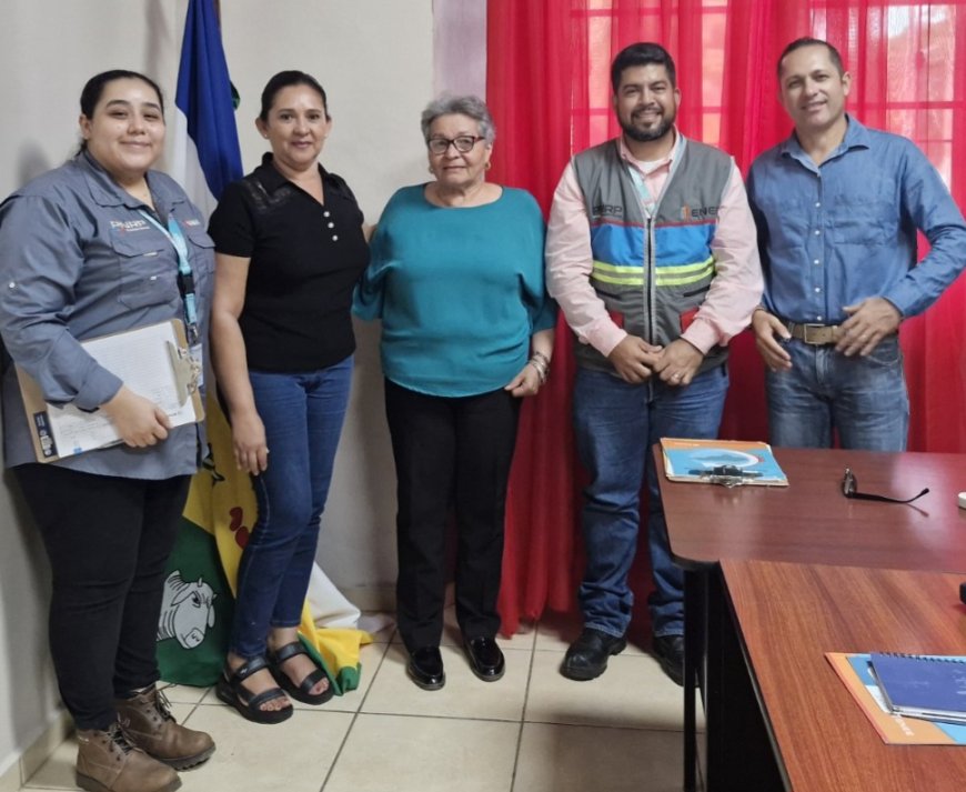Autoridades del PNRP y alcaldesa de Yoro conocen beneficios de proyectos eléctricos