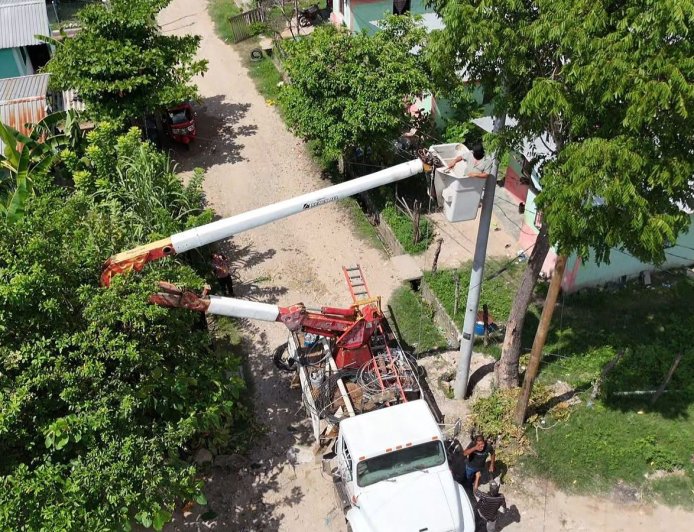 Asi avanza la eléctrificación en Villa Bailey en Villanueva, Cortés
