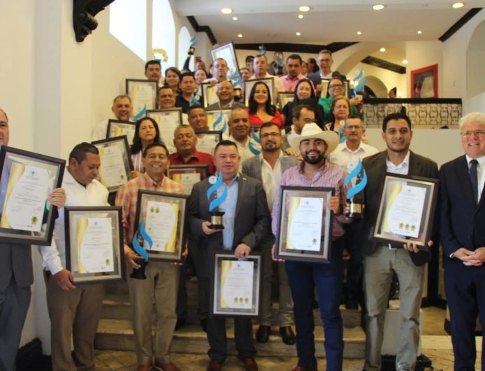 Honduras reconoce a 101 “Municipios Campeones por la Educación”