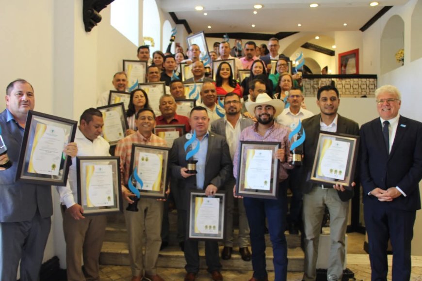 Honduras reconoce a 101 “Municipios Campeones por la Educación”