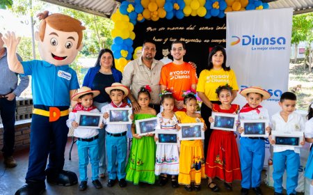 DIUNSA entrega donativo de tablets a niños de la Escuela "Froylán Turcios" de  San Antonio de Cortés