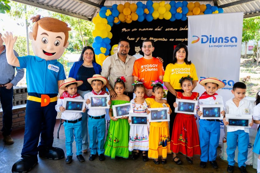 DIUNSA entrega donativo de tablets a niños de la Escuela "Froylán Turcios" de  San Antonio de Cortés