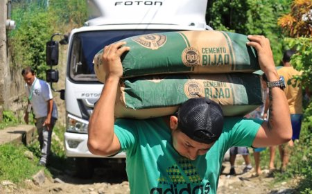 Alcaldia cholomeña entrega cemento para pavimento en el Mango Ahorcado en colonia Los Invencibles.