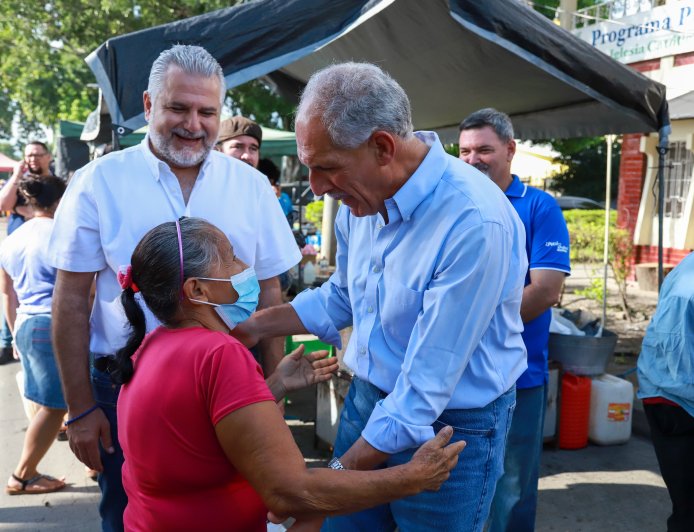 Nasry Asfura y Junior Burbara recorren la Feria del Agricultor del Barrio Cabañas en San Pedro Sula