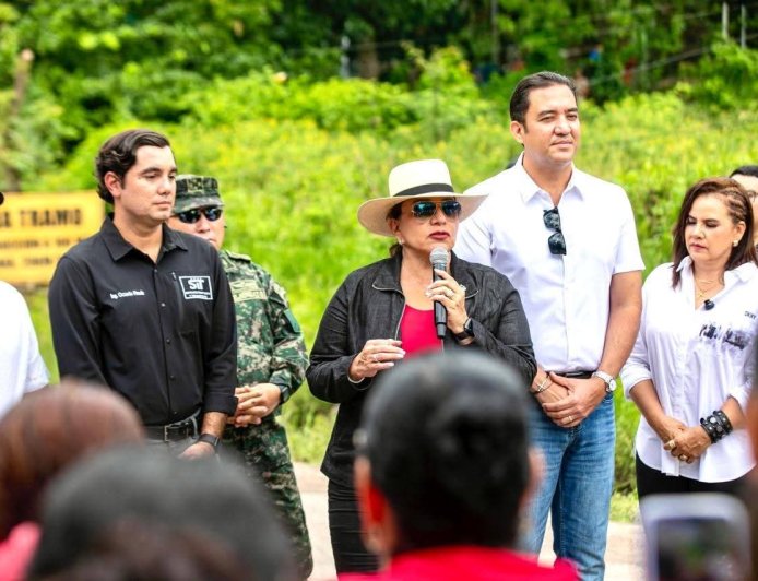 Presidenta Xiomara Castro supervisa pavimentación de 10 km de carretera de San Francisco de La Paz hacia Guarizama, Olancho.