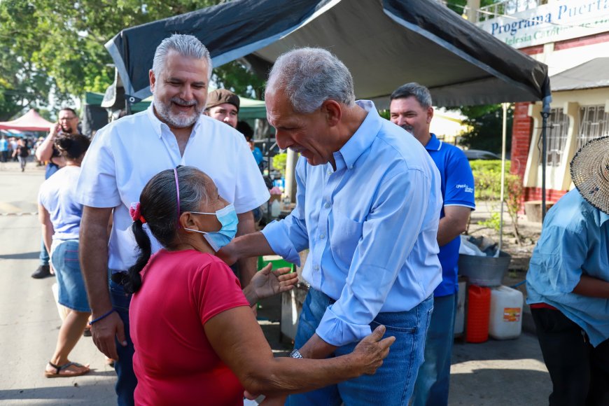 Nasry Asfura y Junior Burbara recorren la Feria del Agricultor del Barrio Cabañas en San Pedro Sula