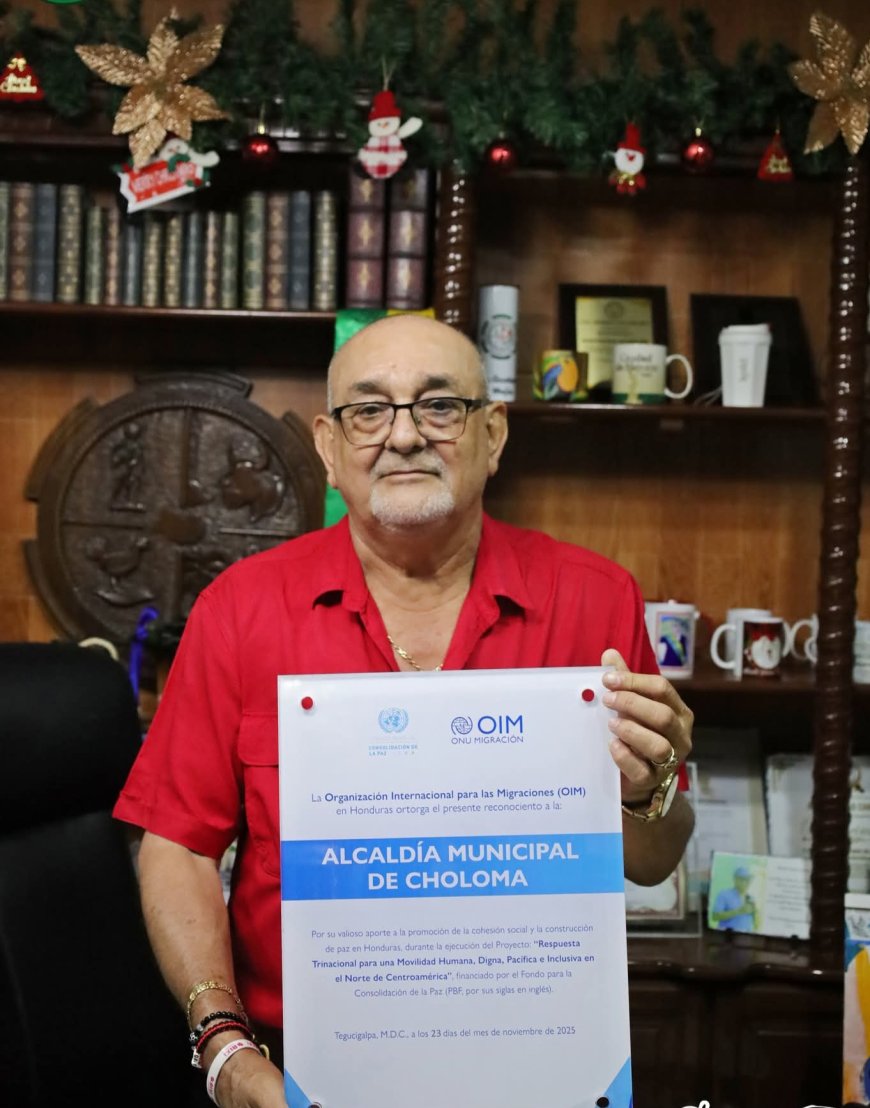 La OIM entrega merecido reconocimiento al alcalde cholomeño, Gustavo Mejia