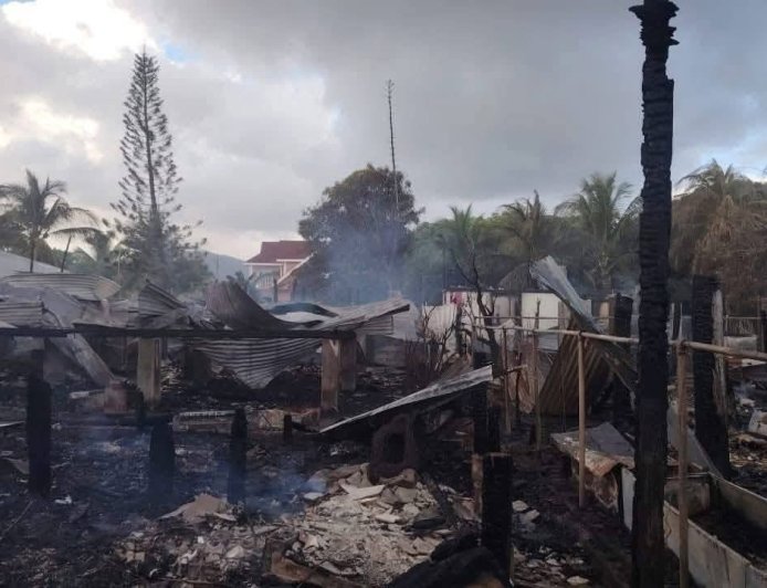 Incendio arrasa con 6 viviendas en Guanaja, Islas de la Bahia.