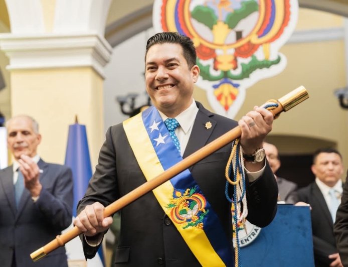 Nasry Asfura acompaña a Juan Diego Zelaya en toma de posesión