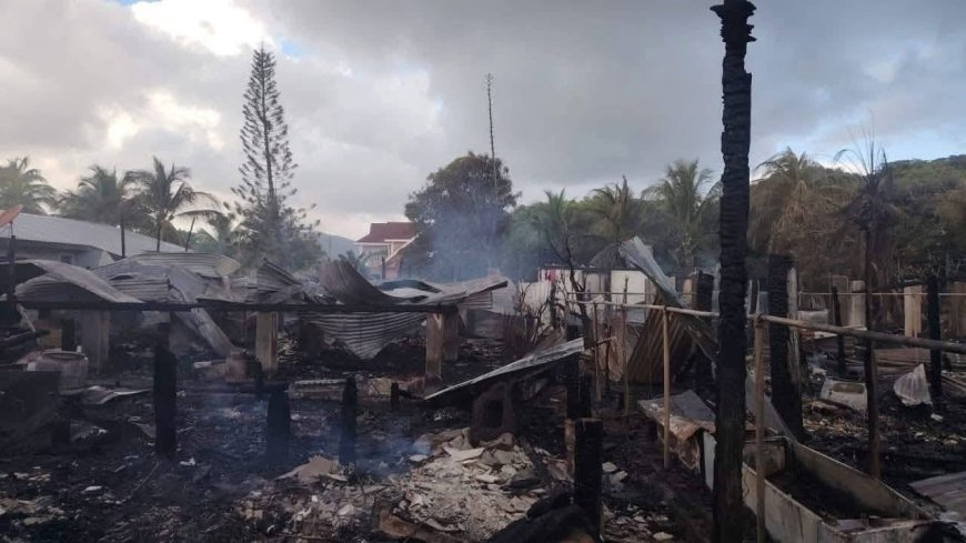 Incendio arrasa con 6 viviendas en Guanaja, Islas de la Bahia.