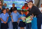 Primera Dama de Honduras entrega libros a niños en Intibucá