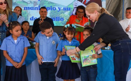 Primera Dama de Honduras entrega libros a niños en Intibucá
