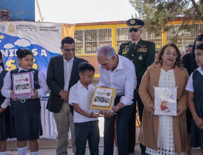 Presidente de Nasry Asfura inicia entrega de 10 millones de libros de texto a escolares