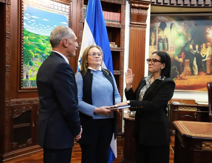 Presidente Nasry Asfura continúa juramentando a su gabinete de Gobierno