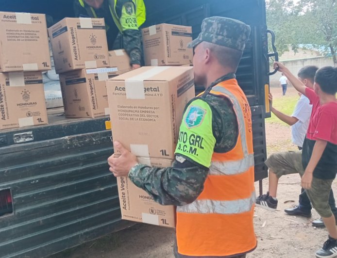 FFAA lleva ayuda humanitaria a niños de Centro Básico