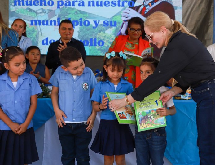 Primera Dama de Honduras entrega libros a niños en Intibucá