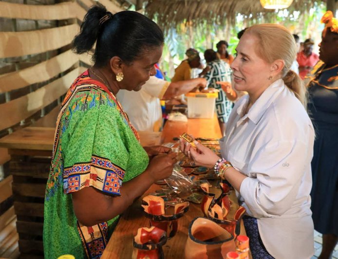Primera Dama de Honduras visita, Santos Guardiola, en Islas de la Bahia