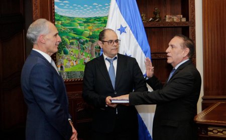 Presidente Nasry Asfura juramenta nuevos funcionarios de Salud