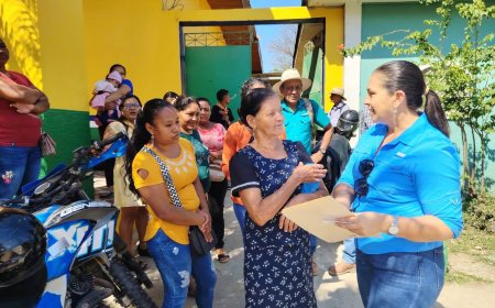 Alcaldesa de Yoro, Yoro, Diana Urbina, sale de su oficina para atender y platicar con su pueblo