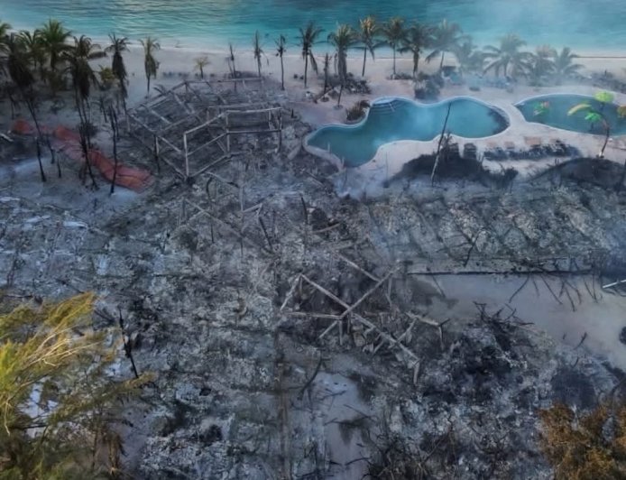Perdidas millonarias y destrucción deja incendio de hotel en Islas de la Bahia