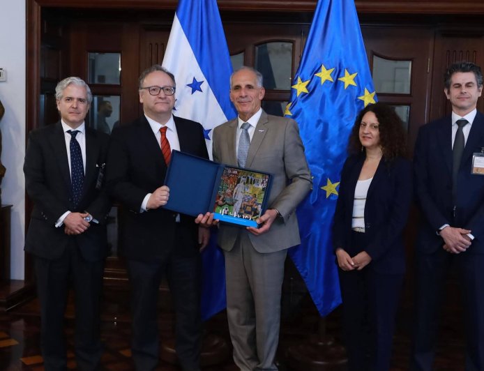 Misión de observación electoral de la UE entrega informe final a Nasry Asfura