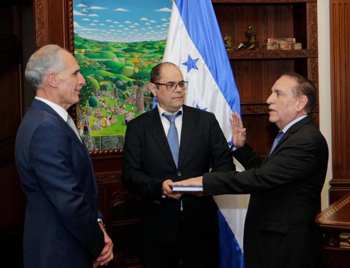 Presidente Nasry Asfura juramenta nuevos funcionarios de Salud