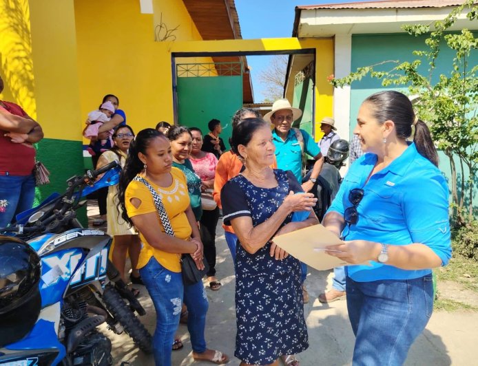 Alcaldesa de Yoro, Yoro, Diana Urbina, sale de su oficina para atender y platicar con su pueblo