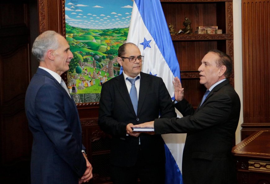 Presidente Nasry Asfura juramenta nuevos funcionarios de Salud