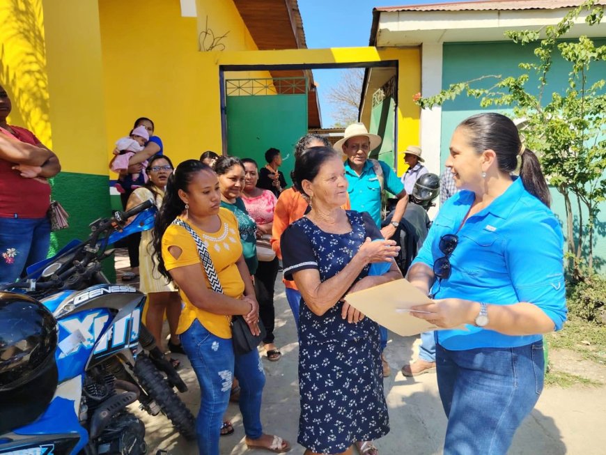 Alcaldesa de Yoro, Yoro, Diana Urbina, sale de su oficina para atender y platicar con su pueblo