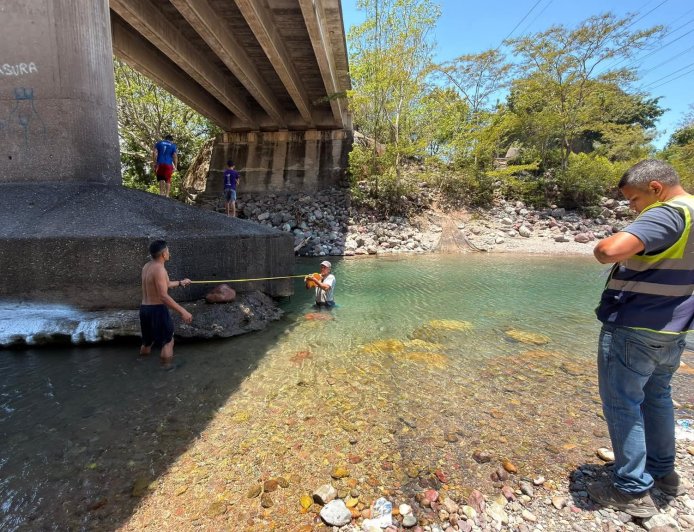 La SIT levanta estudio sobre daños en cabezal de puente en Rio Bonito en La Ceiba.