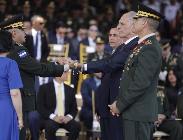 Presidente Nasry Asfura encabeza ceremonia de ascensos en las FFAA