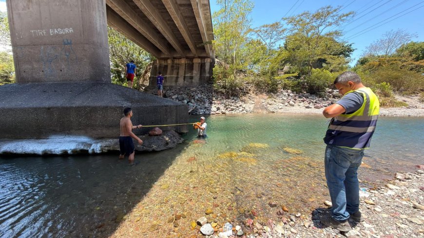 La SIT levanta estudio sobre daños en cabezal de puente en Rio Bonito en La Ceiba.
