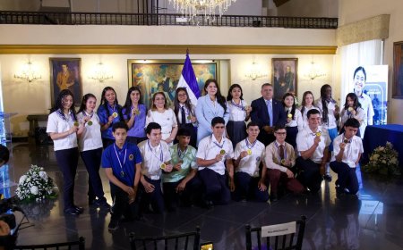 Condecoran a los mejores estudiantes de Honduras