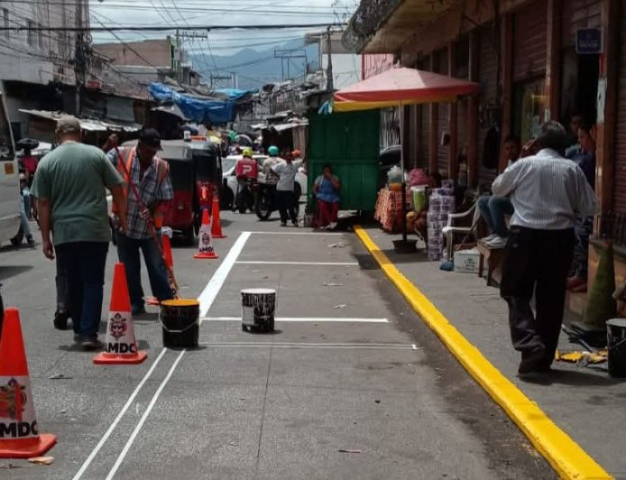 Alcaldia señaliza y ordena puntos de taxis en Tegucigalpa