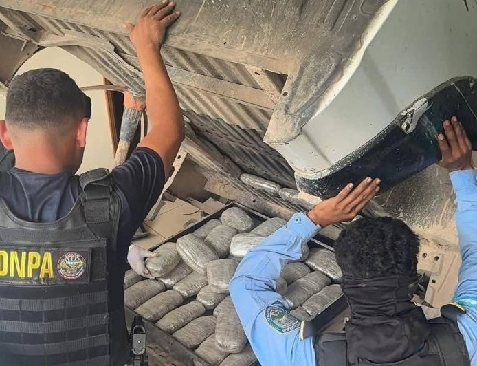 Llevaba 241 paquetes de marihuana ocultos en su vehiculo en Lempira