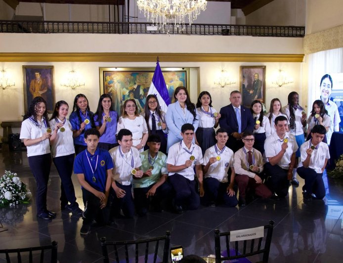 Condecoran a los mejores estudiantes de Honduras